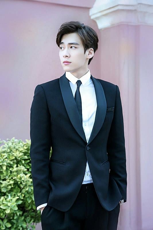 特别喜欢马天宇干净利落的样子，但他把鞋带系在西裤上，太任性！