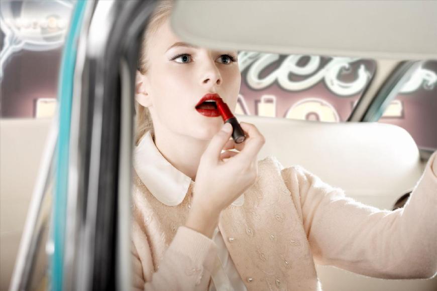 涂口红后嘴唇变黑什么原因,劣质口红导致唇色变黑怎么解决