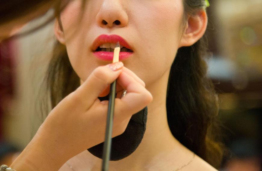 涂口红后嘴唇变黑什么原因,劣质口红导致唇色变黑怎么解决