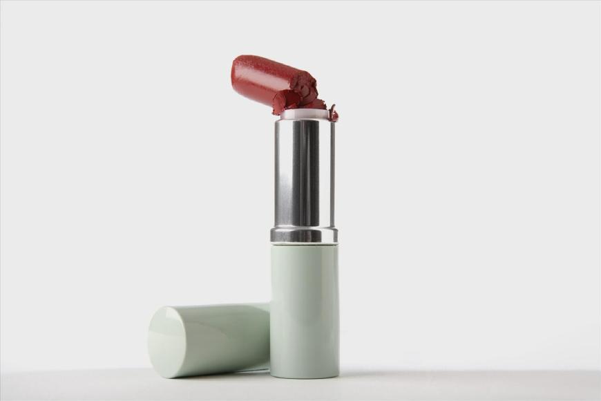 涂口红后嘴唇变黑什么原因,劣质口红导致唇色变黑怎么解决