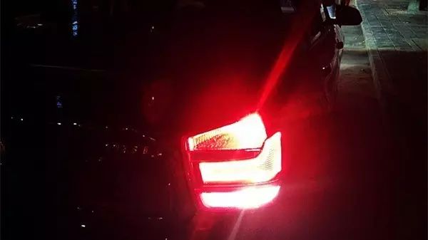 如何不踩刹车让倒车灯亮,夜间倒车灯看不见怎么办