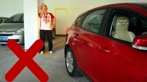 如何不踩刹车让倒车灯亮,夜间倒车灯看不见怎么办