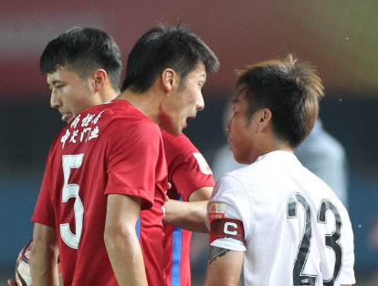 中超恶人又出脏动作!一脚蹬在外援*处私**裁判居然没掏牌