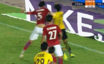 中超恶人又出脏动作!一脚蹬在外援*处私**裁判居然没掏牌