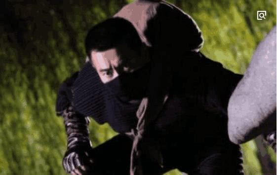 女子回家遇到小偷撬门,小偷撬门后发现女子熟睡