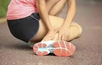 小腿内侧肌肉拉伤的康复训练动作,小腿拉伤康复训练压缩袜