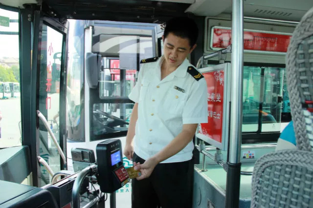 下周起青岛这些人可免费乘车,青岛周五乘公交免费