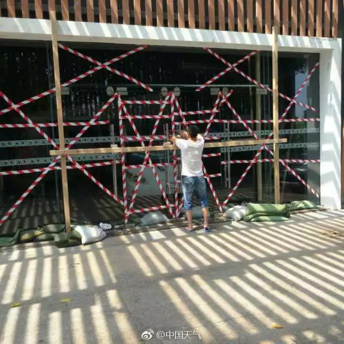 山竹登陆首日自救辟谣与全城戒备,风王山竹什么时候停运