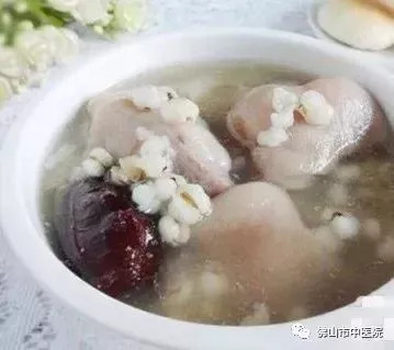 骨折煲骨头汤放什么药材,骨折了骨头汤怎样熬营养最好