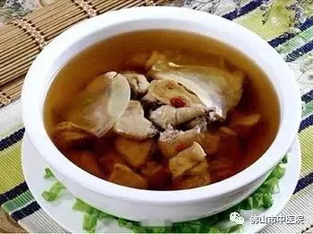 骨折煲骨头汤放什么药材,骨折了骨头汤怎样熬营养最好