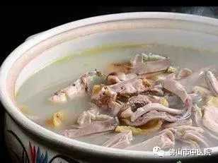 骨折煲骨头汤放什么药材,骨折了骨头汤怎样熬营养最好