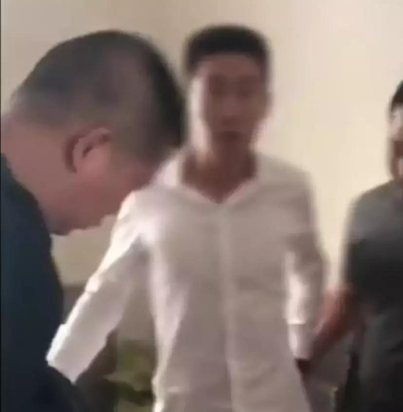 男子花12000元买包烟直接惊动民警,男子花重金包装后疯狂揽财30亿