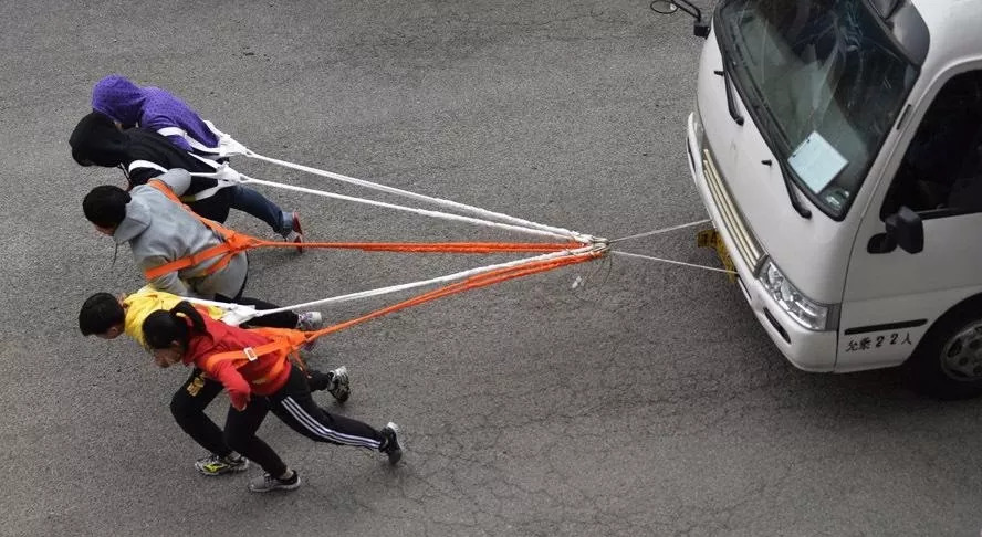 汽车没电了不只是推车才能启动,汽车没电推也启动不了