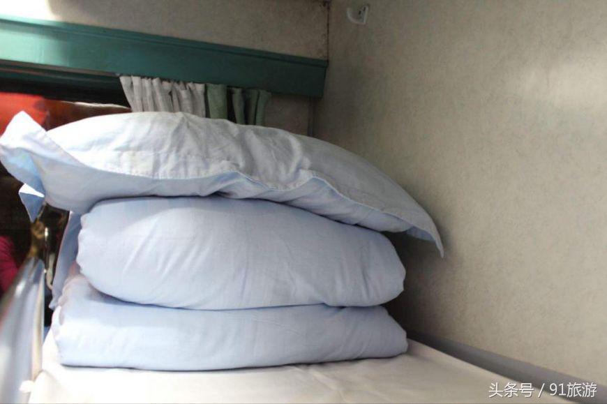 火车卧铺上铺好还是下铺好,火车坐卧铺上铺好还是下铺好