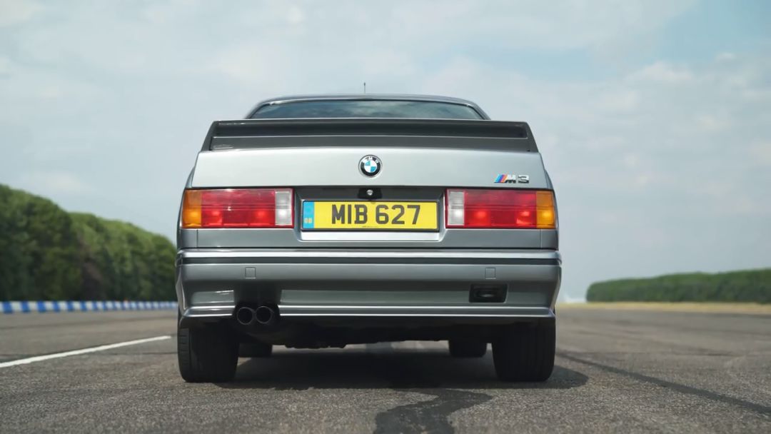 四代宝马M3同台竞技400米加速赛,你喜欢E30还是F80?