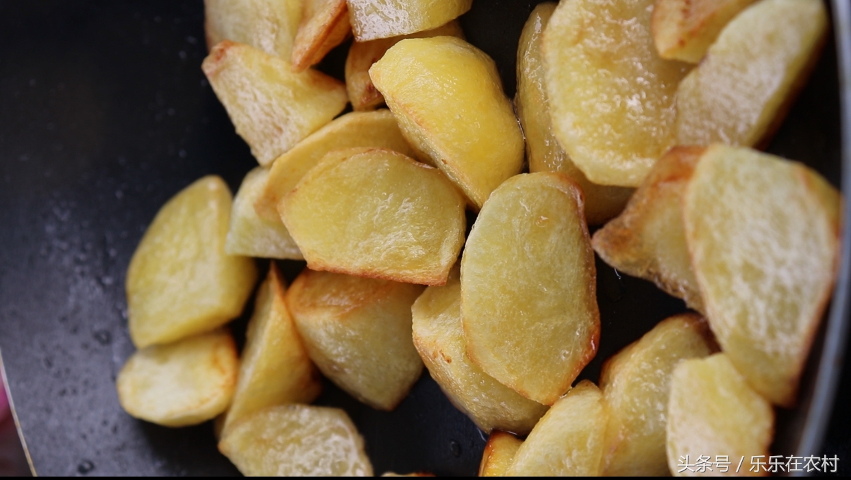 炕洋芋怎么做的酥脆,街边小吃锅巴土豆教程