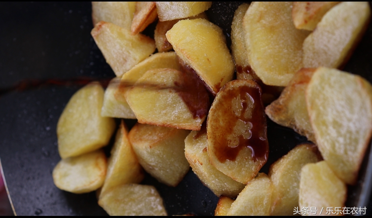 炕洋芋怎么做的酥脆,街边小吃锅巴土豆教程