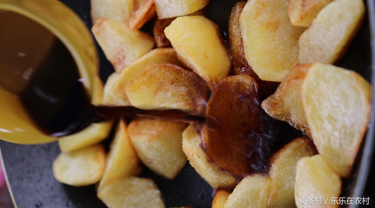 炕洋芋怎么做的酥脆,街边小吃锅巴土豆教程
