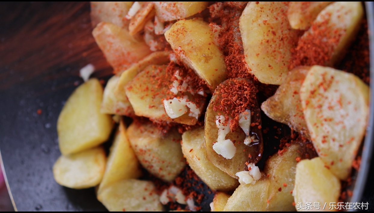 炕洋芋怎么做的酥脆,街边小吃锅巴土豆教程