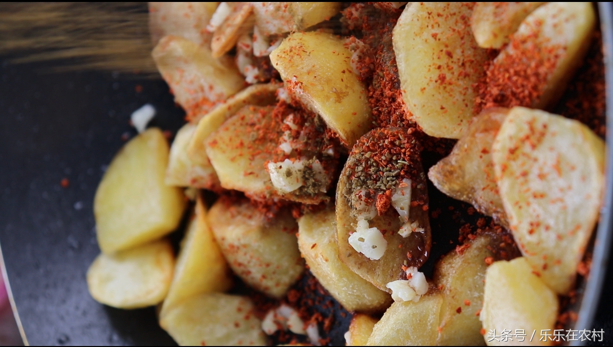 炕洋芋怎么做的酥脆,街边小吃锅巴土豆教程