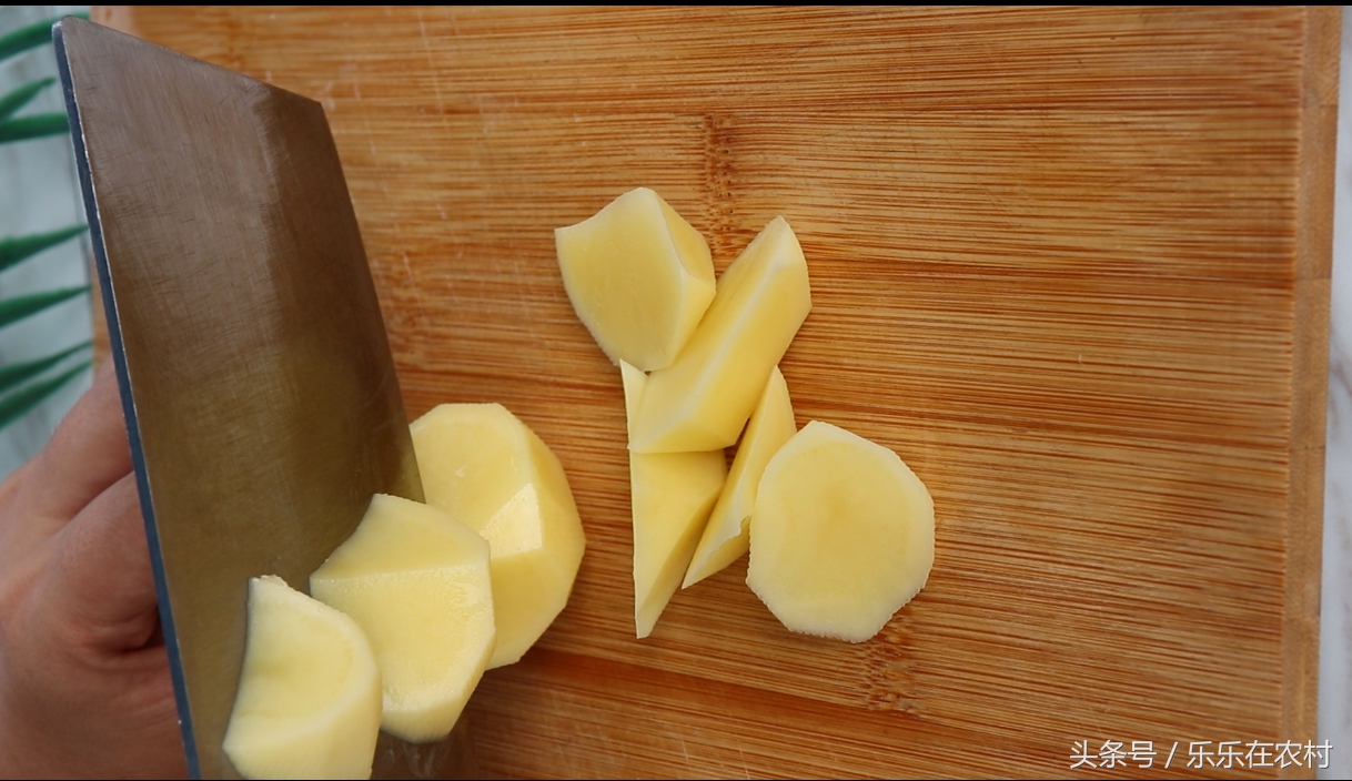 炕洋芋怎么做的酥脆,街边小吃锅巴土豆教程