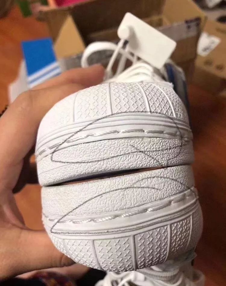 我还是个学生啊！你怎么能拉黑我这样的奇葩记者艺术家，扎心了！