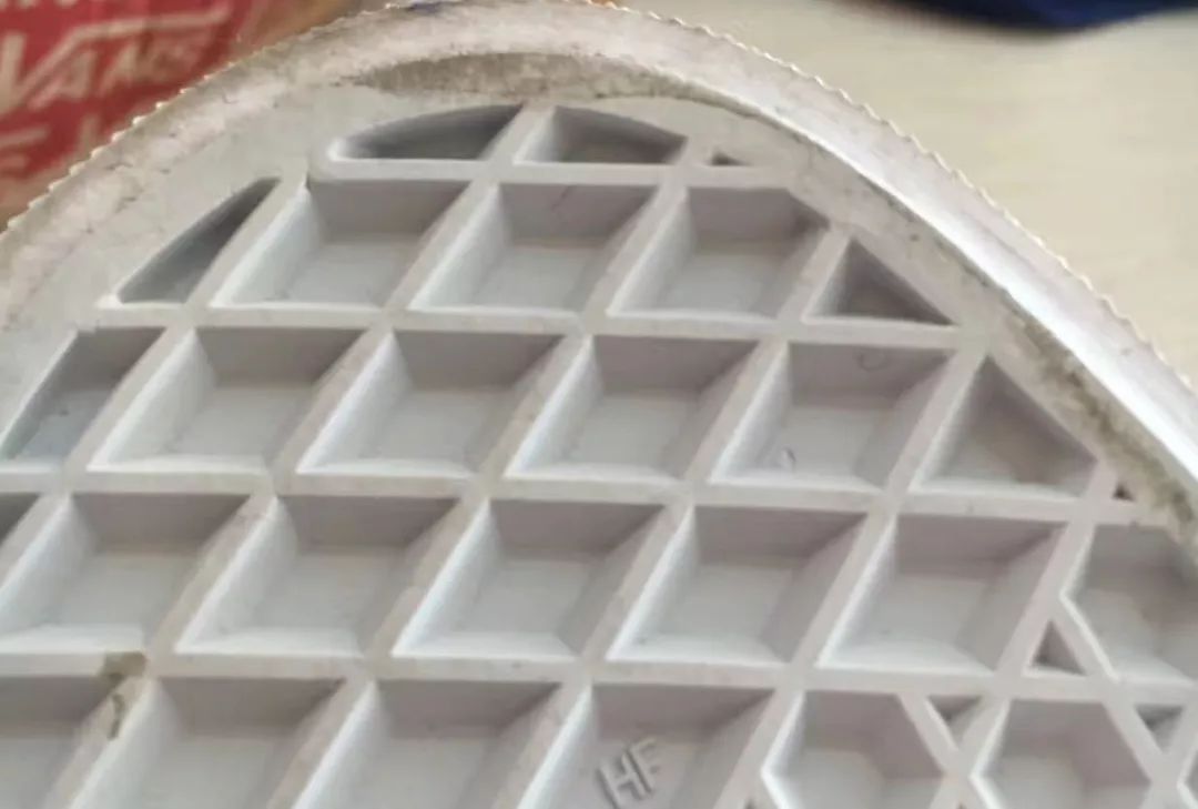 我还是个学生啊！你怎么能拉黑我这样的奇葩记者艺术家，扎心了！