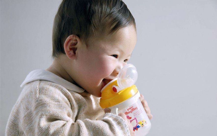 如何分辨孩子的保温杯是否有毒 (劣质保温杯会让孩子有什么危害)