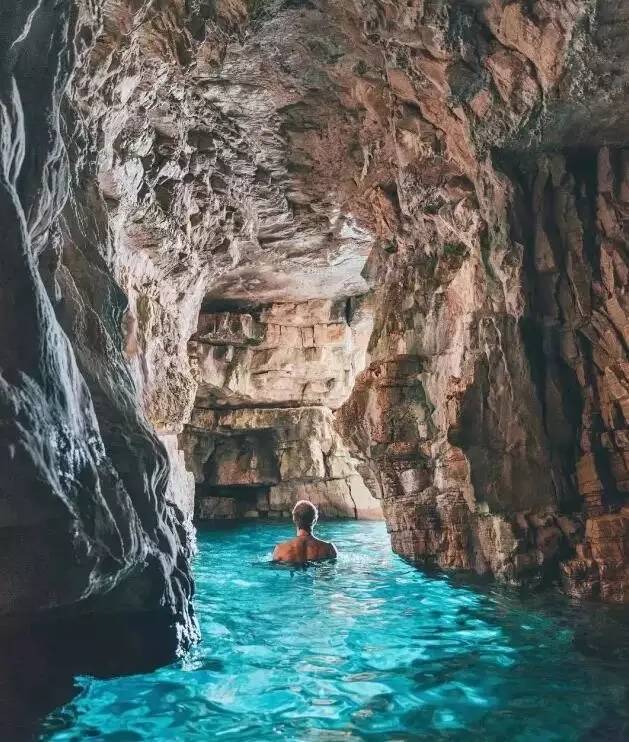 拿着攒下的3万块，买了张去曼谷的单程机票，开始了段崭新的人生