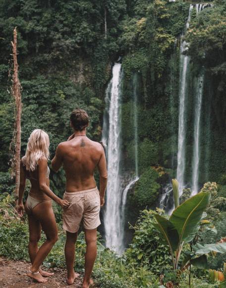 拿着攒下的3万块，买了张去曼谷的单程机票，开始了段崭新的人生