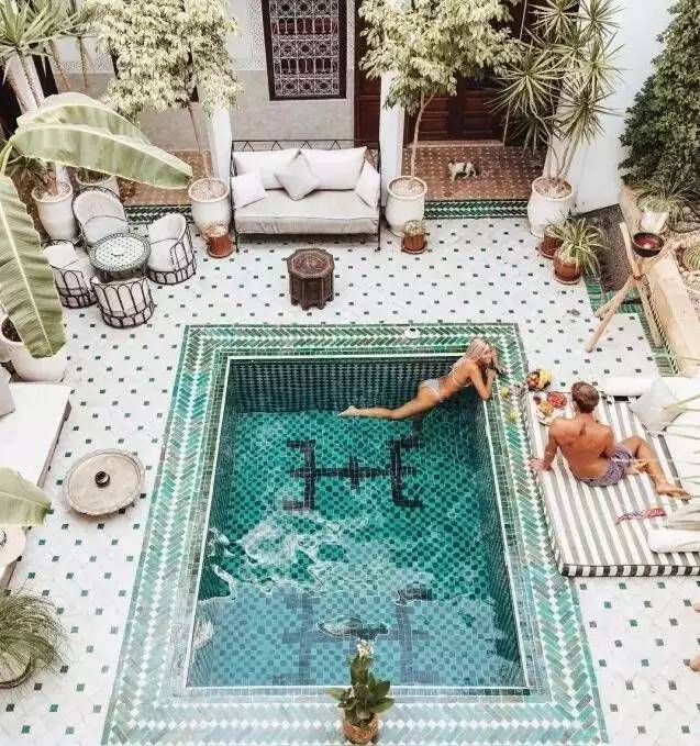 拿着攒下的3万块，买了张去曼谷的单程机票，开始了段崭新的人生