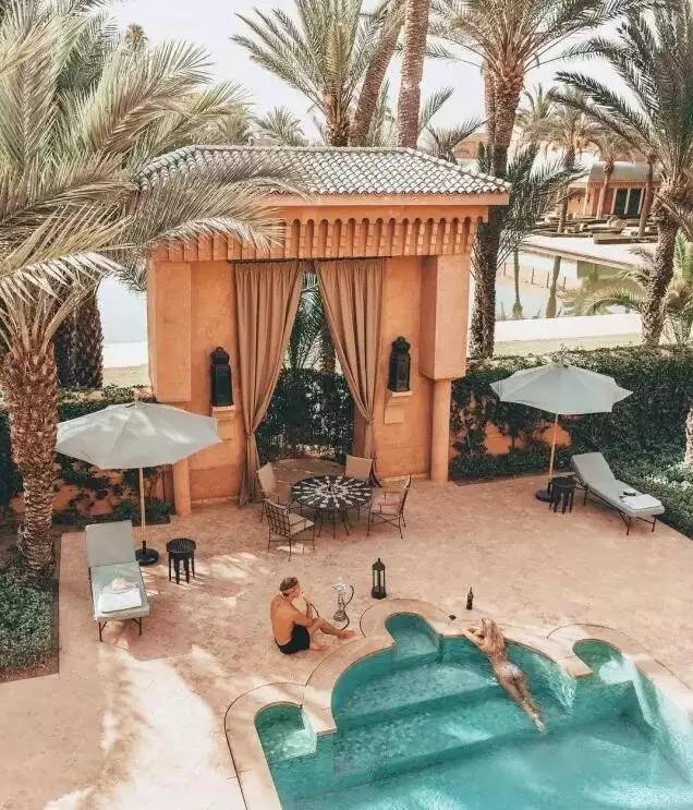 拿着攒下的3万块，买了张去曼谷的单程机票，开始了段崭新的人生