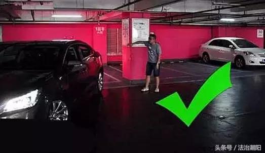 夜晚倒车旁边是黑车看不清,晚上倒车影像黑乎乎看不见怎么办