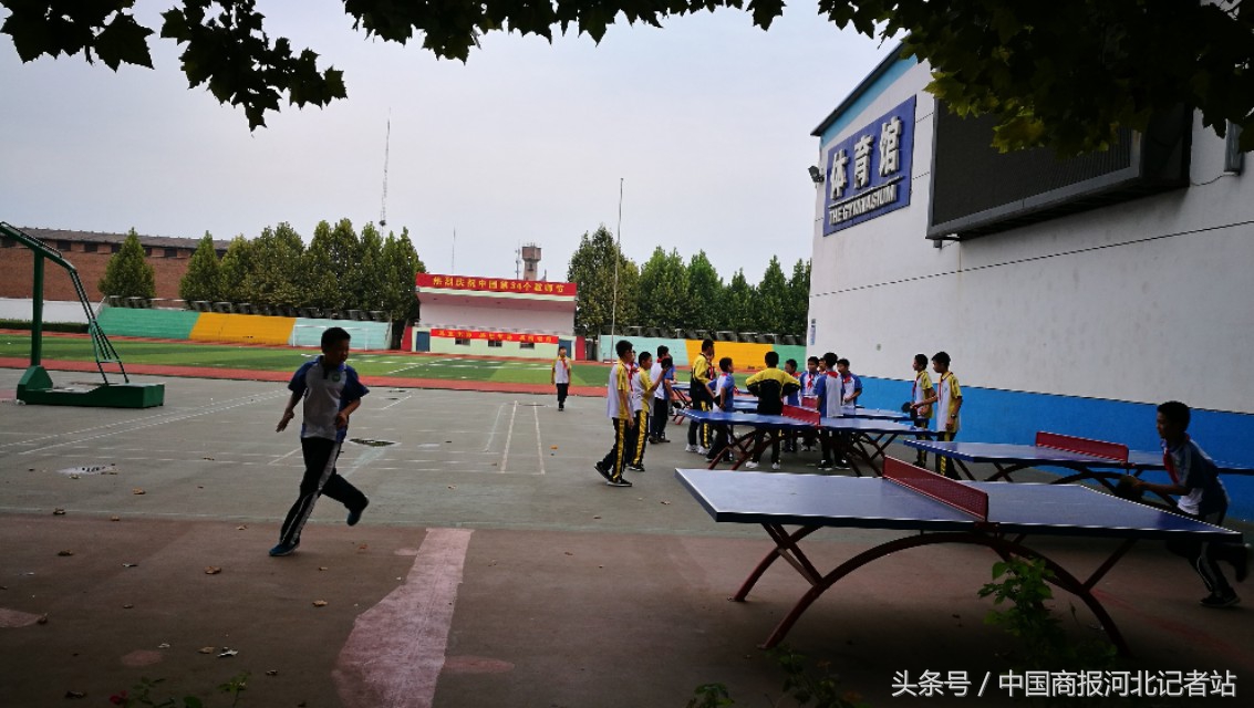 邢台四中门口道路施工慢安全隐患大3000多师生进出难