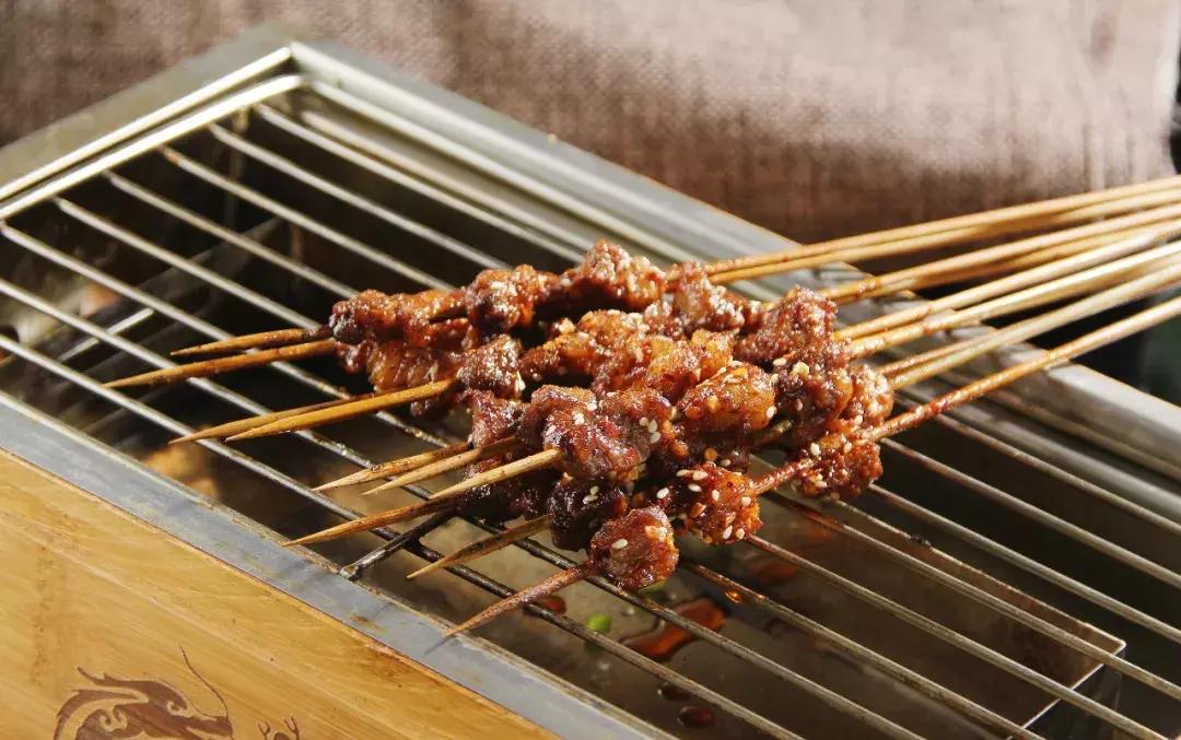 一到晚上就火爆的烧烤店,新发现一家超火爆的烧烤店