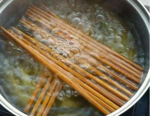 竹筷子发霉了怎么清洗去除霉斑,木质筷子怎么才能不发霉长斑