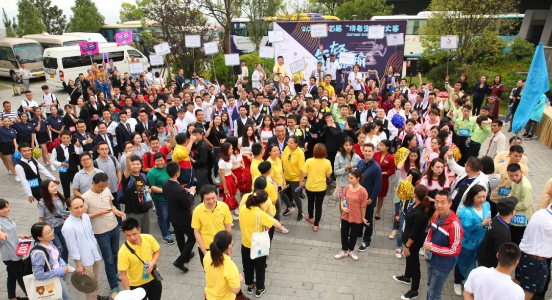 本为“酒店人”方寻“酒店乐”，西装革履，亦要乐活人生