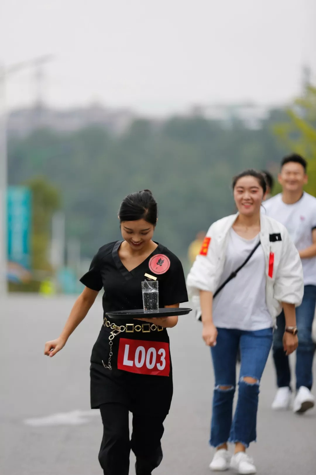 本为“酒店人”方寻“酒店乐”，西装革履，亦要乐活人生