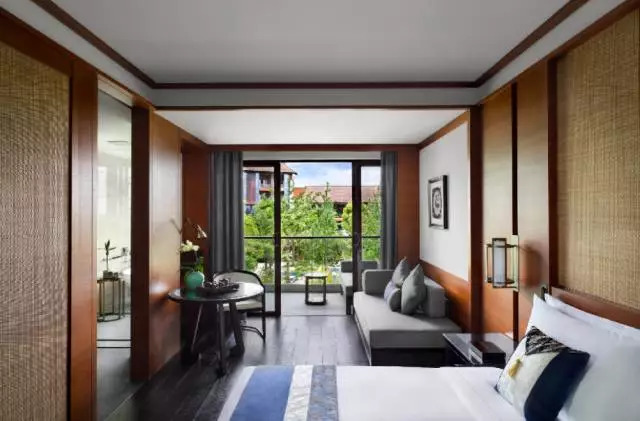 本为“酒店人”方寻“酒店乐”，西装革履，亦要乐活人生