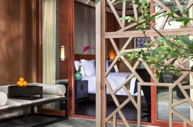 本为“酒店人”方寻“酒店乐”，西装革履，亦要乐活人生