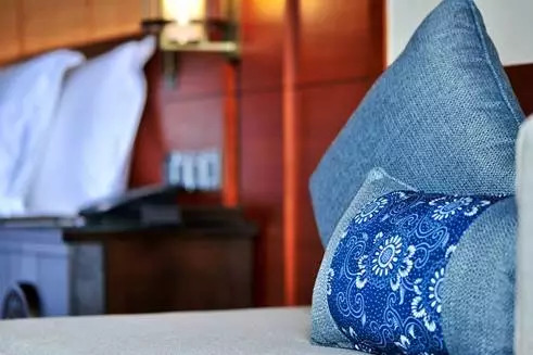 本为“酒店人”方寻“酒店乐”，西装革履，亦要乐活人生