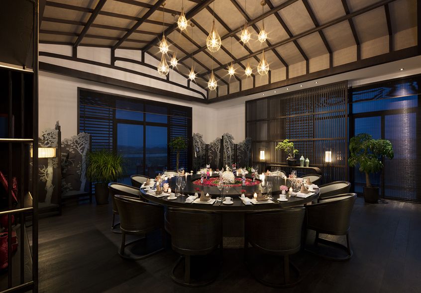 本为“酒店人”方寻“酒店乐”，西装革履，亦要乐活人生