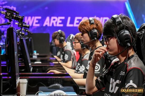 一个世界冠军的命运,edg时隔四年再次拿到lpl的冠军