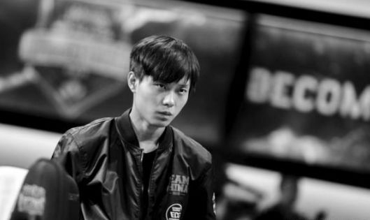 一个世界冠军的命运,edg时隔四年再次拿到lpl的冠军