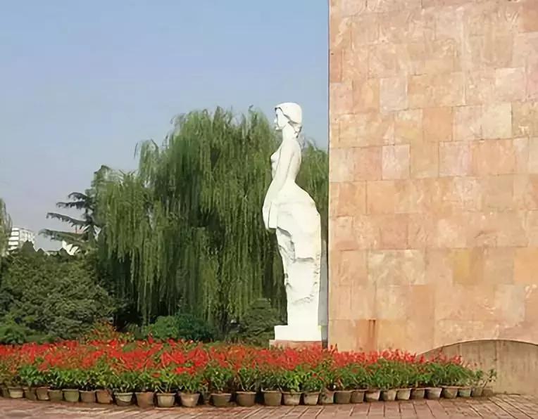 西安各个高校雕塑,高校奇葩雕像