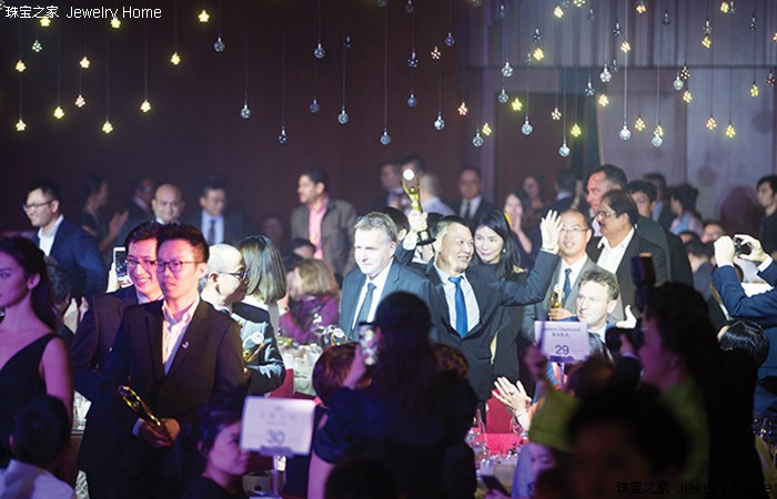 News传送门丨JNA台风天也不王颁奖?这得是多么敬业啊!