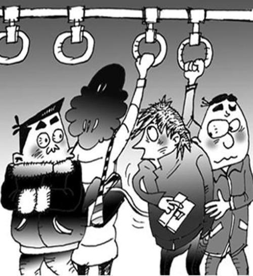 公交车上现抠脚大妈,公交车上现在还要戴口罩吗