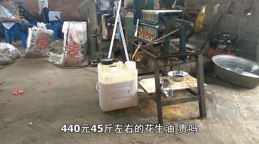 土榨花生油一斤出多少油,加工榨花生米油多少钱一斤