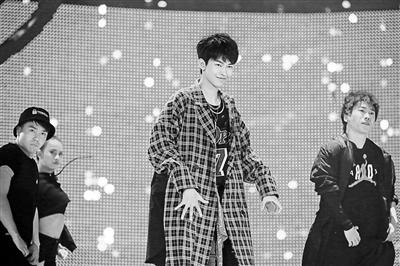 争夺“明日之子”:“土而奇”者的暗战