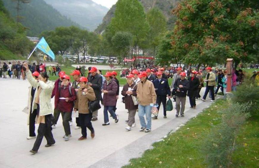 旅游自由行和跟团哪个合适,去新疆旅游跟团好还是自由行好